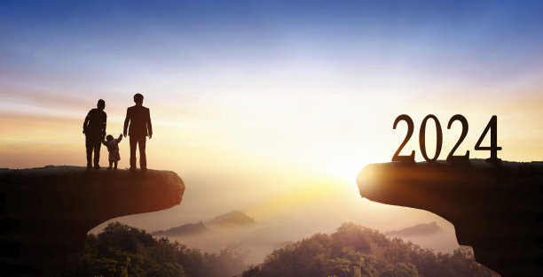 新年和家人在山上的夕阳背景图片下载