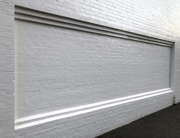 建筑物砖砌外墙上的广告牌空间，为艺术或广告创作提供空白画布图片下载