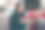 照片正面漂亮可爱的女士坐在沙发上使用电话选择礼物礼物有空闲时间享受休息奇迹的房子房间室内图片下载