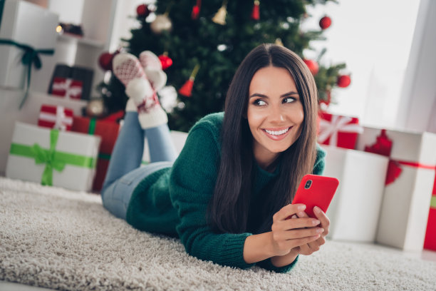 可爱漂亮的女士博主的照片躺在地板蓬松的地毯选择现在看窗户下雪霜冻的客厅房子在室内图片下载