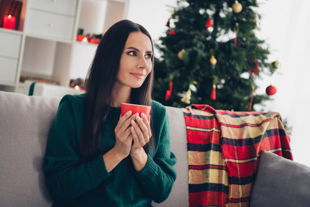 可爱迷人的头脑的女人坐在洗手间与格子梦想的照片拿着咖啡杯祝新年将更好的寒冷的家在室内图片下载