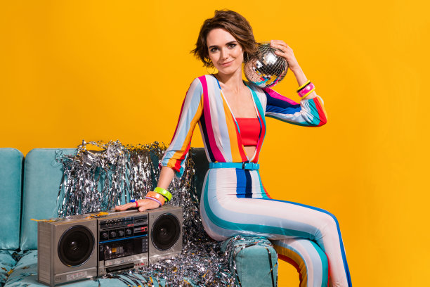 酷女郎俱乐部的照片准备新年的节日聚会与boom box迪斯科球孤立明亮的颜色背景图片下载