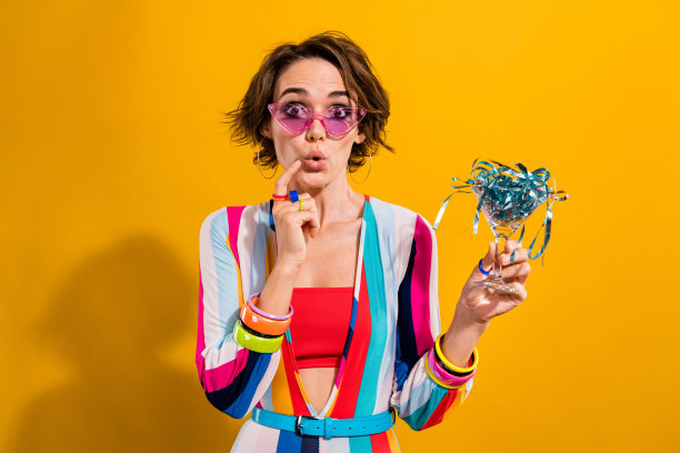 有趣的女孩的照片庆祝在迪斯科饮料闪闪发光的香槟孤立在亮色背景的noel事件图片下载