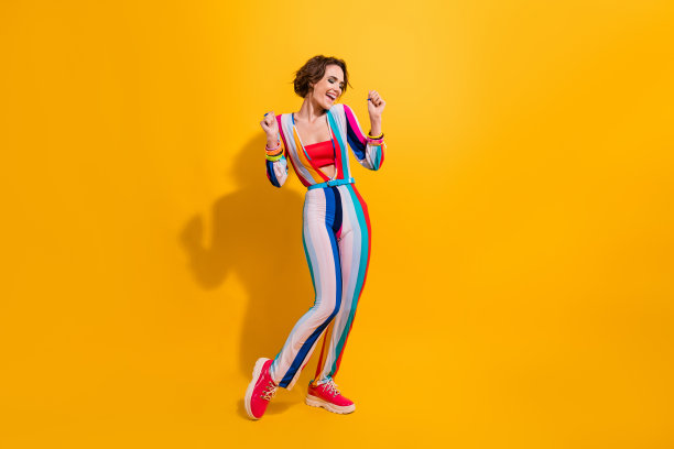 精力充沛的活跃的女舞者在夜总会聚会上移动的照片孤立的明亮的颜色背景图片下载