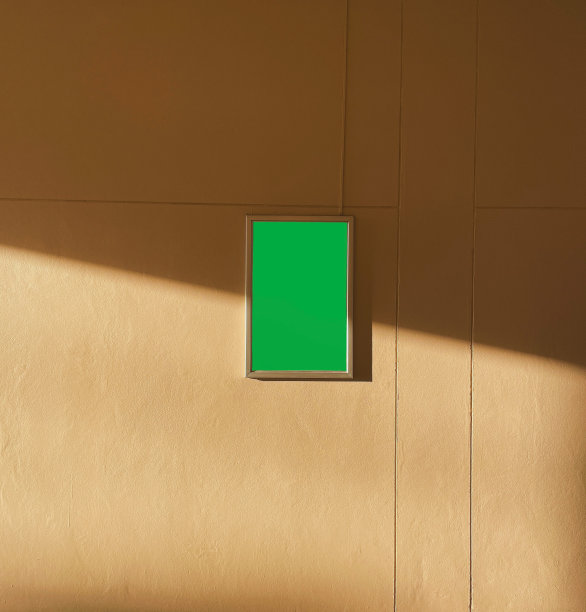 绿屏相框隔离在墙上，现实的方形框架，空绿屏框架为您的设计。绘画，海报，文字或照片画廊。图片下载