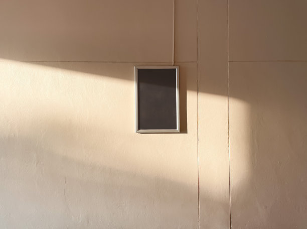 墙上孤立的黑色相框空框为您的设计，绘画，海报，文字或照片画廊。图片下载