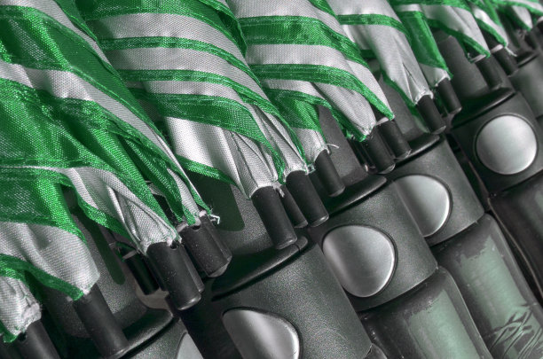 一堆紧闭的银伞图片下载