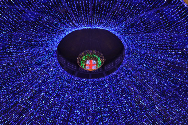 美丽的圣诞装饰维托里奥·伊曼纽尔二世画廊的蓝色圆顶与城市徽章和施华洛世奇水晶。图片下载