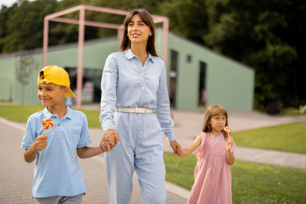 参观游乐园的年轻家庭图片下载