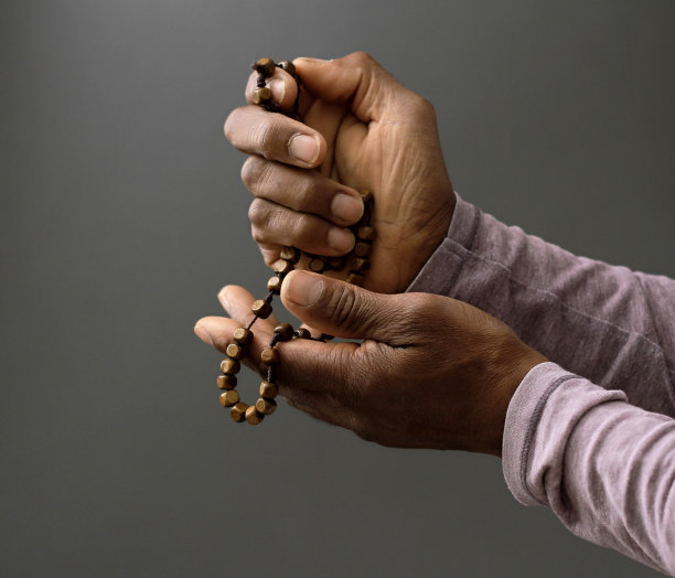 男人向上帝祈祷在黑色背景与人的股票图片股票照片图片下载