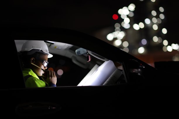 女工程师在夜航船上的车里工作，通宵工作图片下载