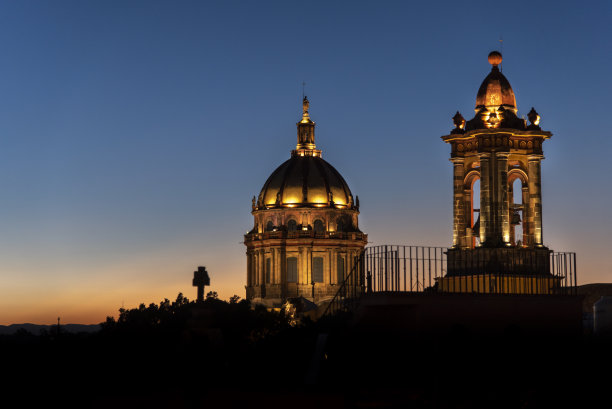 墨西哥瓜纳华托州圣米格尔德阿连德的受孕修道院姐妹夜景，也被称为尼格罗曼特。世界遗产。神奇的城市图片下载