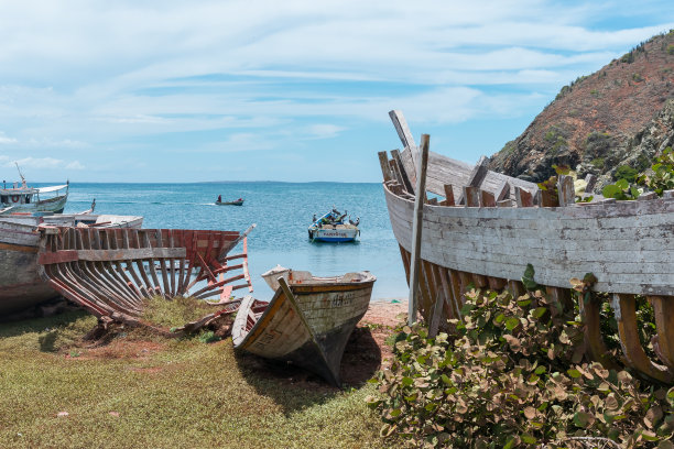玛格丽塔岛卡拉科拉海滩港口的木船墓地图片下载