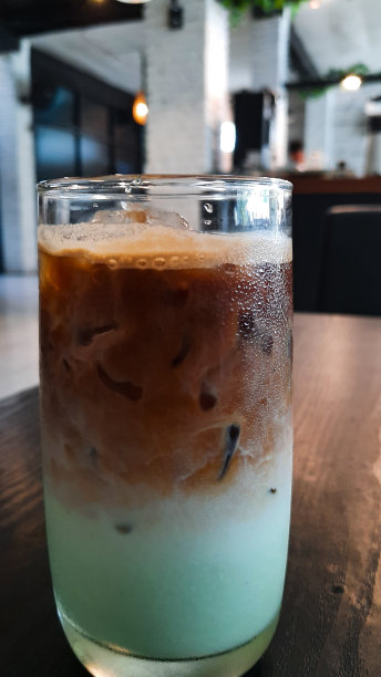 一杯冷拿铁图片下载
