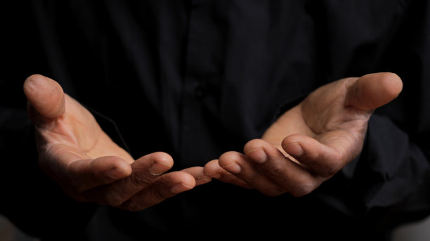 男人向上帝祈祷在黑色背景与人的股票图片股票照片图片下载