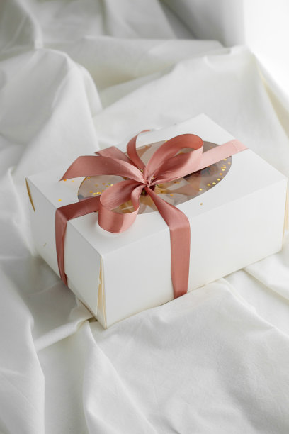 礼品包装上的浅色背景，甜蜜的节日礼品图片下载