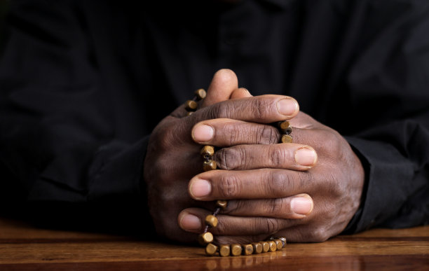 男人向上帝祈祷在黑色背景与人的股票图片股票照片图片下载