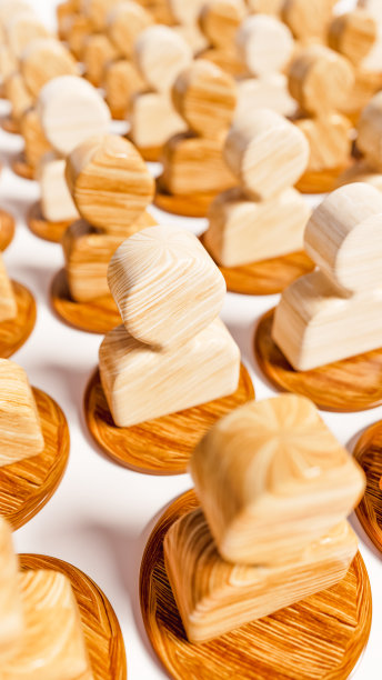 白色舞台上排成一排的人物图标，代表着人力资源和社会图片下载