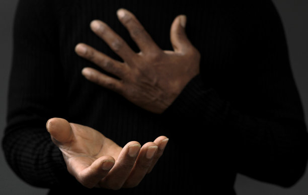 男人向上帝祈祷在黑色背景与人的股票图片股票照片图片下载