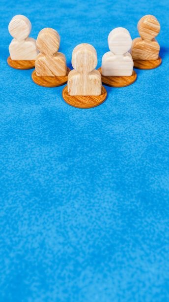 垂直图像与五个木制图标形状的人，团队合作和人力资源的主题图片下载