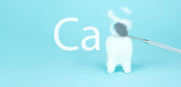 牙齿保健设备工具。美白人类牙齿，美白亮牙和牙医的口腔镜子，补钙，保护牙釉质。牙科概念照片。图片下载