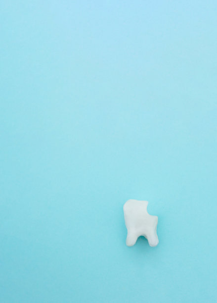 不健康的牙齿，白色的磨牙模型，淡蓝色背景。牙齿符号标志。龋齿。龋齿和牙齿疾病。不健康的牙齿。牙科概念照片。牙科保健概念。图片下载