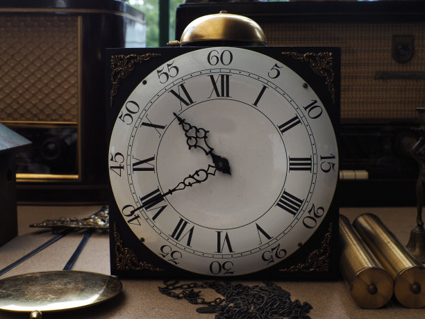 古董市场上出售的旧台钟图片下载