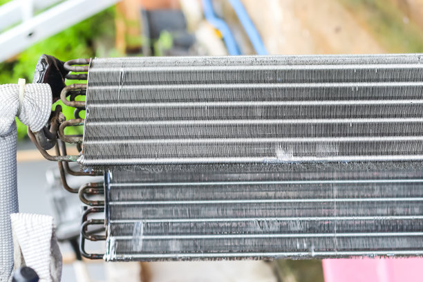 高压清洗空调滤网的特写照片。图片下载