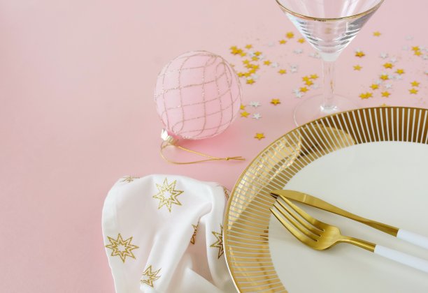 圣诞餐桌设置顶视图粉红色的背景与复制空间模板。圣诞背景。图片下载