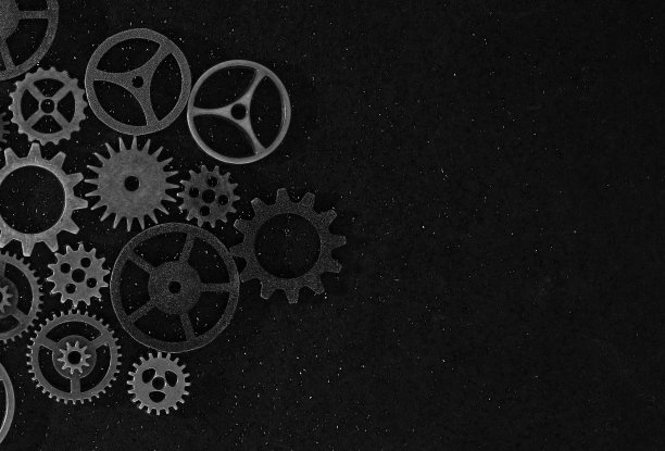 各种宏观机械金属齿轮在暗背景与复制空间图片下载