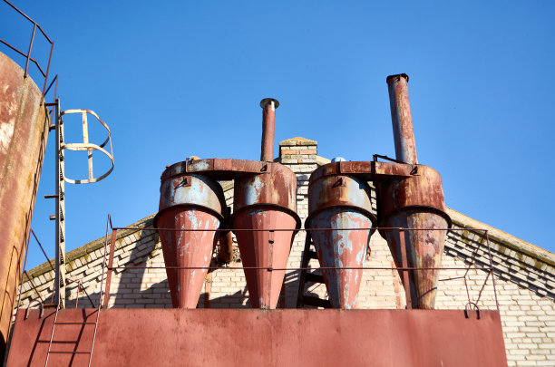 蓝天下废弃工厂的设备照片图片下载