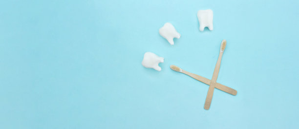 平铺，一个牙齿模型的时钟在蓝色的背景和牙刷和复制空间。牙齿保健设备工具。牙科概念照片。植体。正畸治疗。图片下载