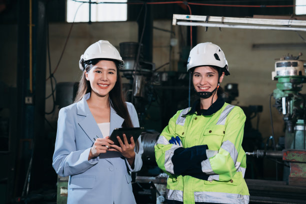 工程师检查和检查工厂机器的照片。在工厂工作和检查材料或机器的工人。图片下载