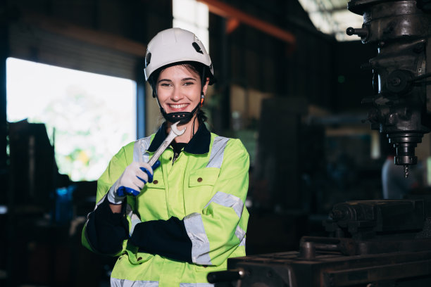 工程师检查和检查工厂机器的照片。在工厂工作和检查材料或机器的工人。图片下载