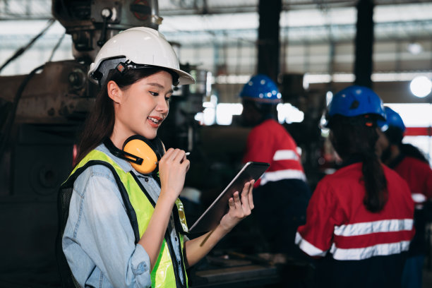 工程师检查和检查工厂机器的照片。在工厂工作和检查材料或机器的工人。图片下载