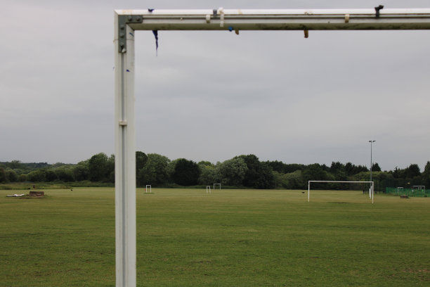 户外足球场与白色门柱，近距离图片图片下载