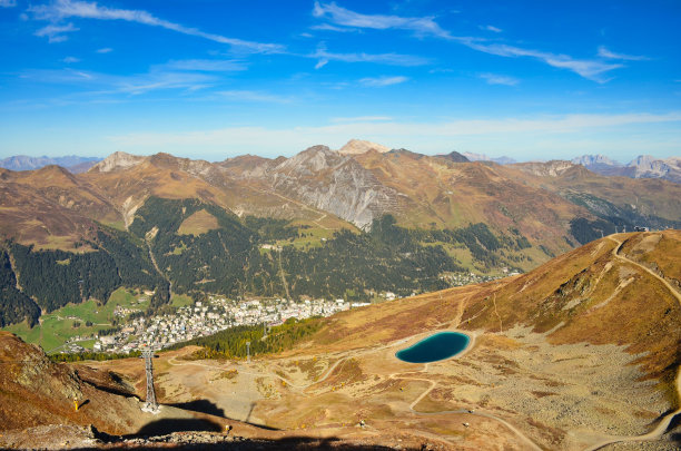 欧洲海拔最高的城市的美景。达沃斯,瑞士。山里的秋天。高质量的照片。图片下载