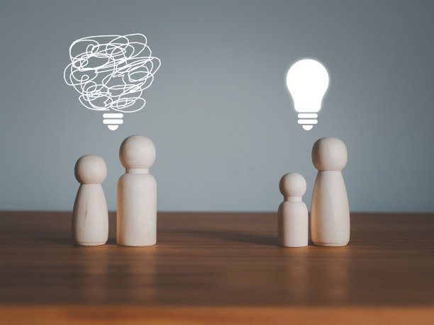 明亮的灯泡和混乱的灯泡。图片下载