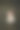 小女孩的肖像，孩子穿着白色连衣裙坐在椅子上，对着扩音器大喊大叫，背景是复古的。仙女公主或女王。故事的女主角。图片下载