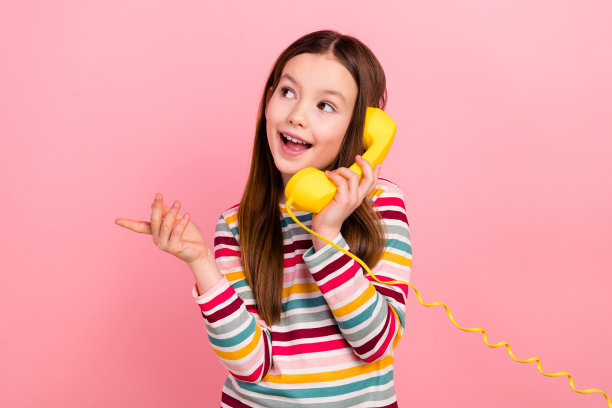 照片有趣周到的电信未来小顾客女孩订购披萨送货老式手机孤立的粉红色背景图片下载