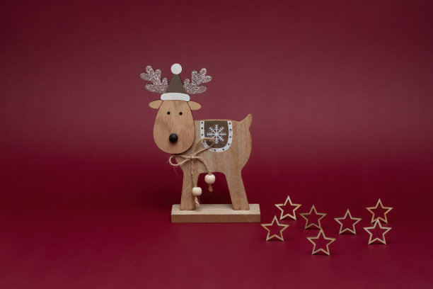 带着木制星星的驯鹿。图片下载