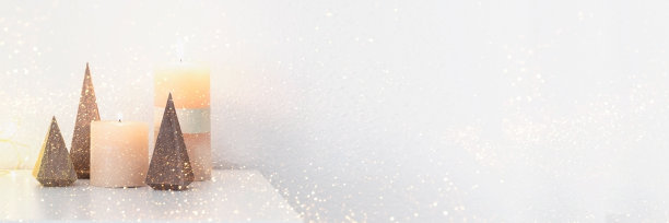 木材三角形，树木和自然蜡烛在白色的背景。圣诞快乐，新年快乐背景。横幅，静物图片下载