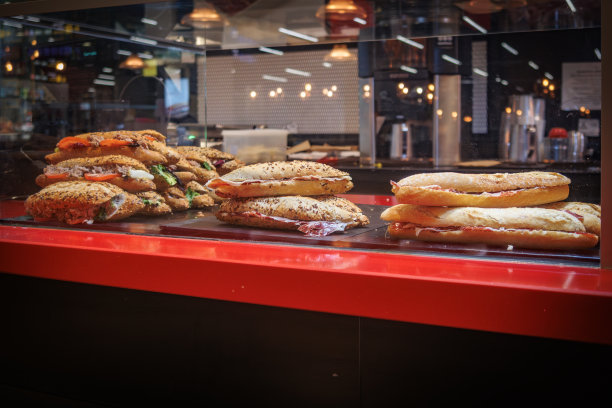 面包店的橱窗里有各种各样的面包出售图片下载