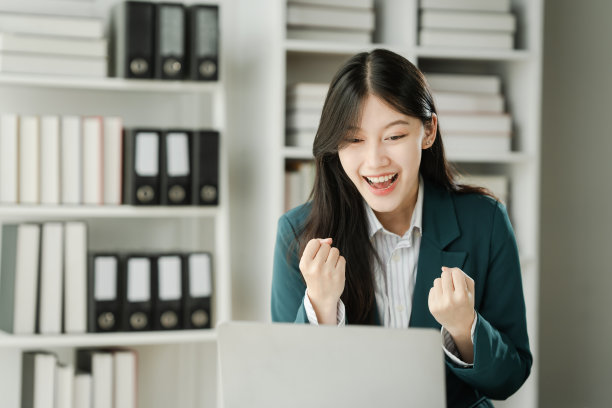 金融机构工作人员亚洲女性，专注于工作的专业人士。商务人士孜孜不倦地处理数字，为客户提供建议，并在办公桌前敲定交易。图片下载