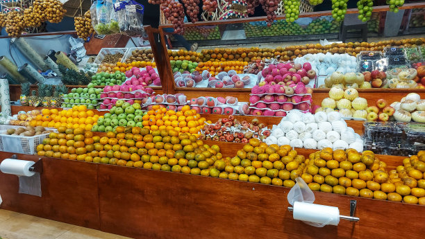 陈列和出售各种新鲜和成熟的水果图片下载