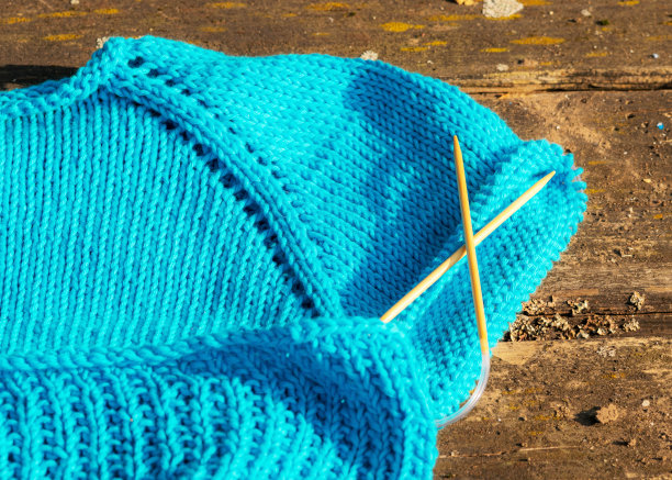 照片与针织品和花在一个古老的木制背景，美丽的纹理，模糊的背景，秋天图片下载