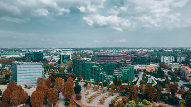 从意大利米兰圣多纳托的无人机上看办公室。日出时无人机拍摄的城市照片图片下载