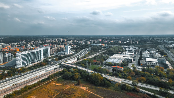 从意大利米兰圣多纳托的无人机上看办公室。日出时无人机拍摄的城市照片图片下载