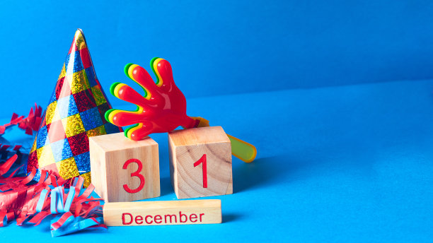 派对帽，拍手器，宝蓝色背景，12月31日立方体。新年晚会概念以实物为主，大图为横幅图片下载