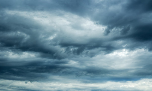 照片上的天空天气阴沉，乌云密布。图片下载